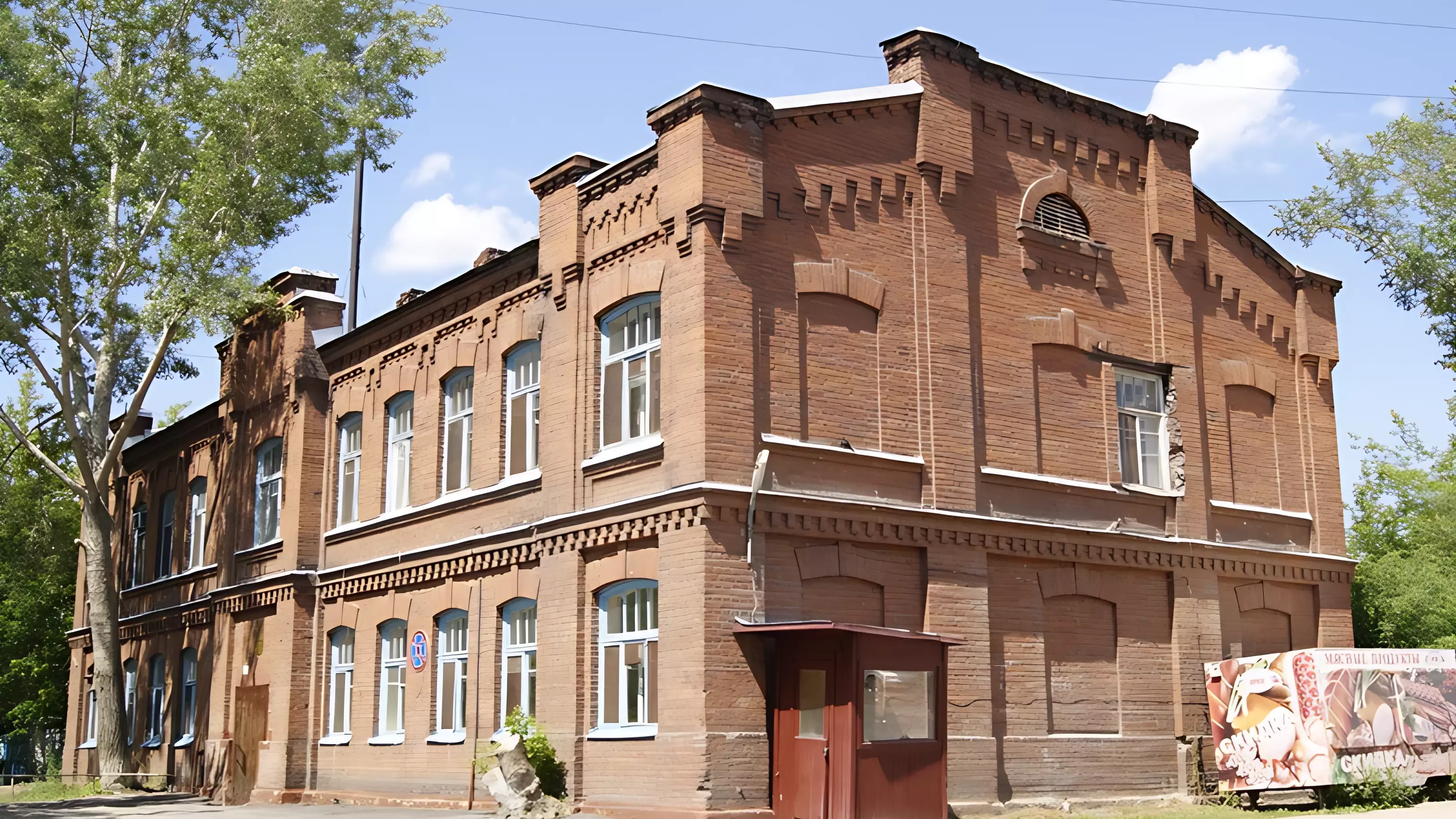 Здание является примером применения «кирпичного стиля» в жилом многоквартирном доме Ново-Николаевска начала XX века